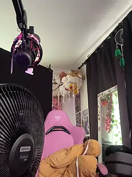 Snapshot of pawmistry chatting on 03/02/25, 09:43 pawmistry online show from 03/02/25, 09:43