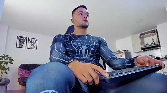 Snapshot of alexander_collin02 chatting on 01/06/25, 01:30 alexander collin02 online show from 01/06/25, 01:30