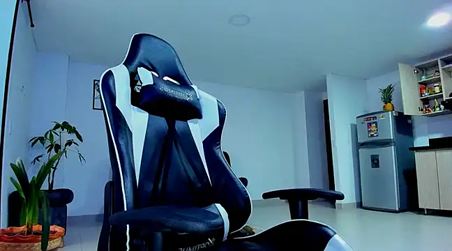 Snapshot of alexander_collin02 chatting on 02/04/25, 12:44 alexander collin02 online show from 02/04/25, 12:44