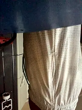 Snapshot of yosparky chatting on 10/20/25, 09:04 yosparky online show from 10/20/25, 09:04