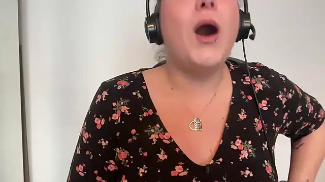 NaughtyWifeUK online show from 03/13/25, 04:34