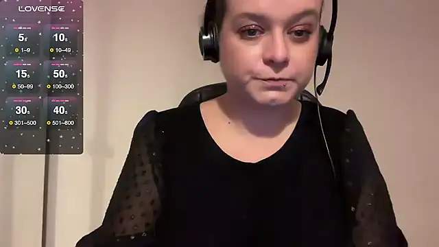 NaughtyWifeUK online show from 11/28/25, 04:09