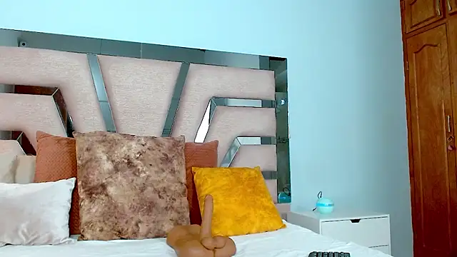 cintia hills online show from 01/22/25, 05:26