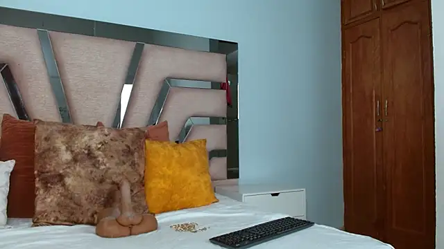 cintia hills online show from 02/11/25, 03:50