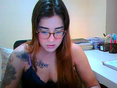 Snapshot of maliamiller chatting on 11/06/25, 04:24 maliamiller online show from 11/06/25, 04:24