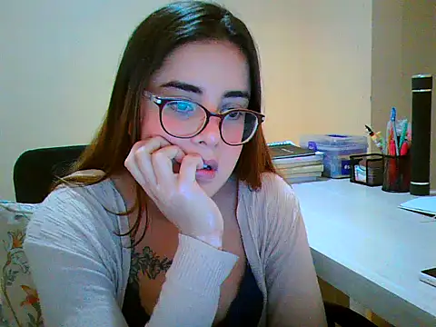 Snapshot of maliamiller chatting on 11/08/25, 08:47 maliamiller online show from 11/08/25, 08:47