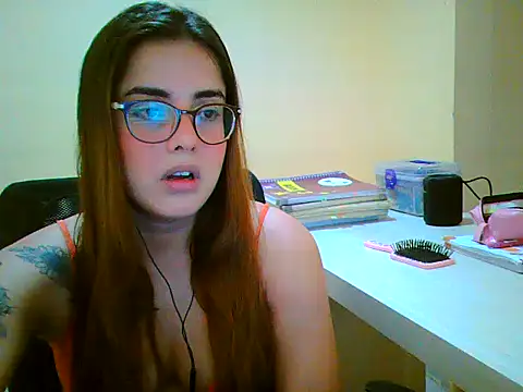 Snapshot of maliamiller chatting on 11/15/25, 06:11 maliamiller online show from 11/15/25, 06:11