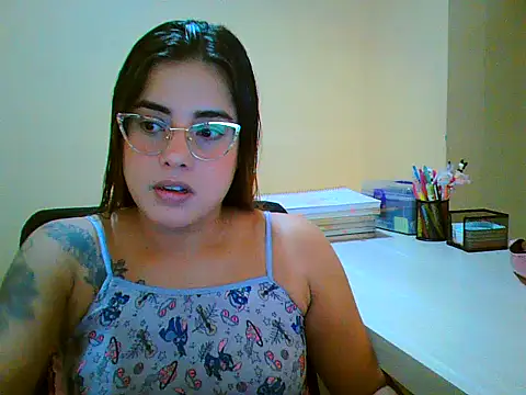 Snapshot of maliamiller chatting on 12/21/25, 11:12 maliamiller online show from 12/21/25, 11:12