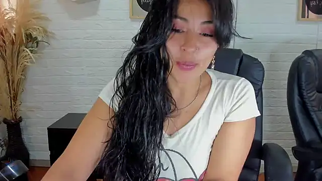 Snapshot of Aisha_09 chatting on 03/05/25, 02:34 Aisha 09 online show from 03/05/25, 02:34