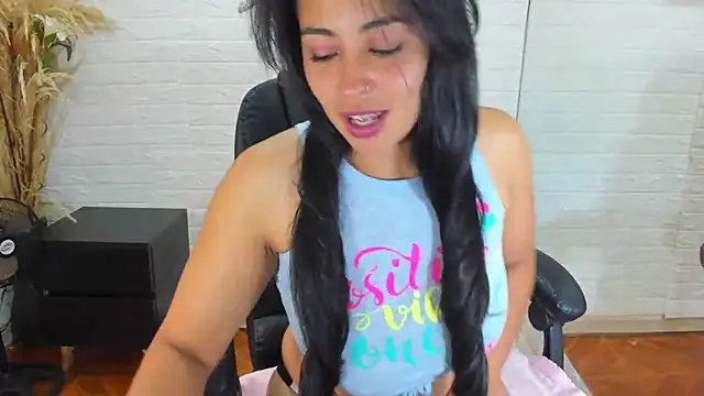 Snapshot of Aisha_09 chatting on 03/11/25, 06:52 Aisha 09 online show from 03/11/25, 06:52