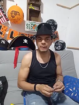 Snapshot of latinmartin73 chatting on 10/31/25, 12:33 latinmartin73 online show from 10/31/25, 12:33