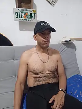 Snapshot of latinmartin73 chatting on 11/03/25, 07:48 latinmartin73 online show from 11/03/25, 07:48