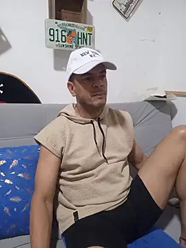 Snapshot of latinmartin73 chatting on 11/08/25, 09:24 latinmartin73 online show from 11/08/25, 09:24