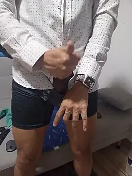 Snapshot of latinmartin73 chatting on 11/11/25, 12:43 latinmartin73 online show from 11/11/25, 12:43