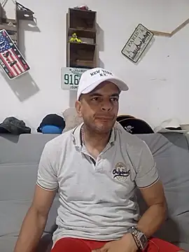 Snapshot of latinmartin73 chatting on 11/14/25, 01:15 latinmartin73 online show from 11/14/25, 01:15