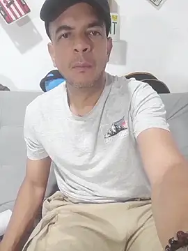 Snapshot of latinmartin73 chatting on 11/17/25, 02:39 latinmartin73 online show from 11/17/25, 02:39