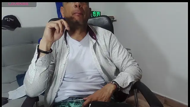 Snapshot of latinmartin73 chatting on 03/26/26, 12:39 latinmartin73 online show from 03/26/26, 12:39