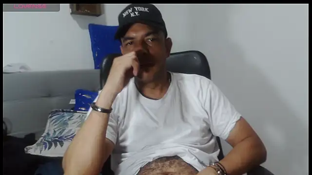 Snapshot of latinmartin73 chatting on 03/27/26, 01:11 latinmartin73 online show from 03/27/26, 01:11