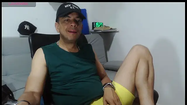 Snapshot of latinmartin73 chatting on 04/10/26, 12:27 latinmartin73 online show from 04/10/26, 12:27