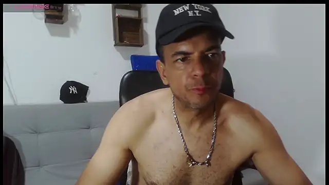 Snapshot of latinmartin73 chatting on 04/12/26, 05:40 latinmartin73 online show from 04/12/26, 05:40