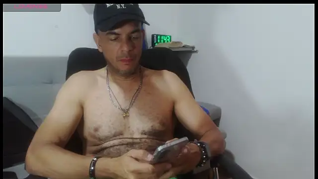 Snapshot of latinmartin73 chatting on 04/18/26, 04:44 latinmartin73 online show from 04/18/26, 04:44