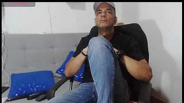 Snapshot of latinmartin73 chatting on 05/17/26, 03:26 latinmartin73 online show from 05/17/26, 03:26