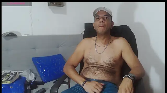 Snapshot of latinmartin73 chatting on 05/23/26, 01:11 latinmartin73 online show from 05/23/26, 01:11