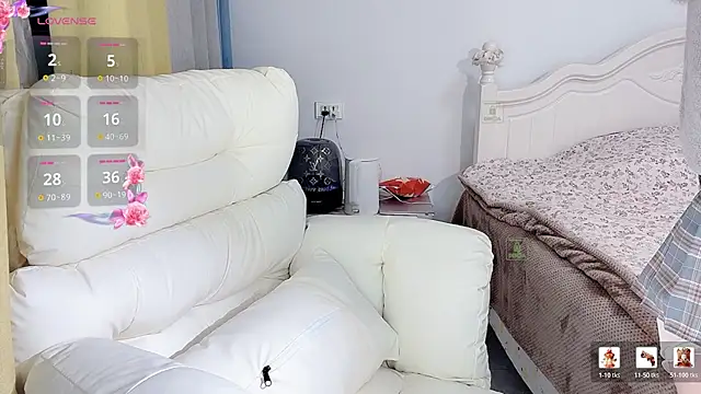 Snapshot of Caitlyn__ chatting on 12/19/25, 12:23 Caitlyn online show from 12/19/25, 12:23