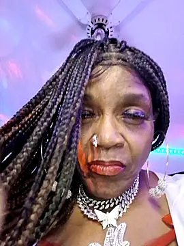 Snapshot of MadamBlingbox chatting on 12/22/25, 05:48 MadamBlingbox online show from 12/22/25, 05:48