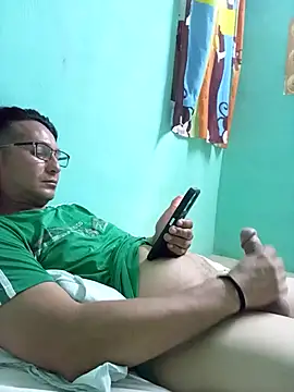 Snapshot of Andresguz35 chatting on 03/17/26, 04:06 Andresguz35 online show from 03/17/26, 04:06