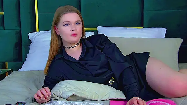 CrystalLyons online show from 03/12/25, 06:11