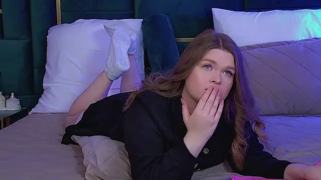 Snapshot of CrystalLyons chatting on 03/22/26, 06:28 CrystalLyons online show from 03/22/26, 06:28