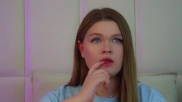 Snapshot of CrystalLyons chatting on 03/25/26, 06:19 CrystalLyons online show from 03/25/26, 06:19