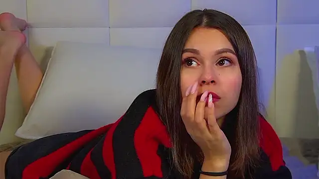 Snapshot of PollyLanders chatting on 03/05/26, 06:26 PollyLanders online show from 03/05/26, 06:26