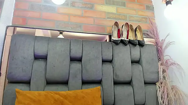 Snapshot of JESSYCORTES chatting on 10/02/25, 02:02 JESSYCORTES online show from 10/02/25, 02:02