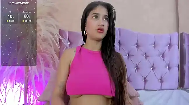 Snapshot of MIIAHERNANDEZ chatting on 01/08/25, 10:48 MIIAHERNANDEZ online show from 01/08/25, 10:48