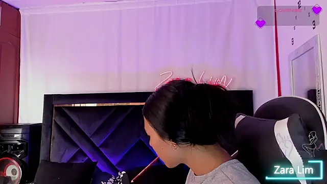 Snapshot of ZaraLim chatting on 10/31/25, 08:43 ZaraLim online show from 10/31/25, 08:43