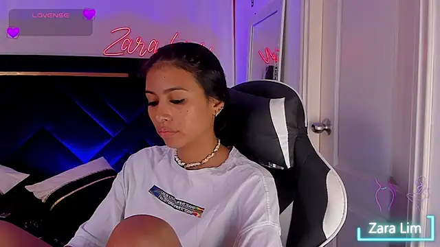 Snapshot of ZaraLim chatting on 11/11/25, 06:19 ZaraLim online show from 11/11/25, 06:19