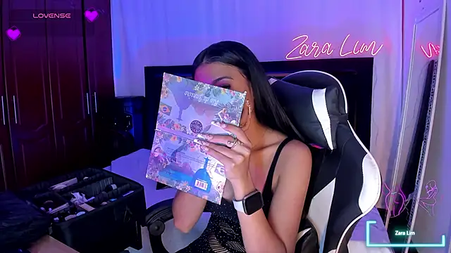 Snapshot of ZaraLim chatting on 11/13/25, 09:36 ZaraLim online show from 11/13/25, 09:36