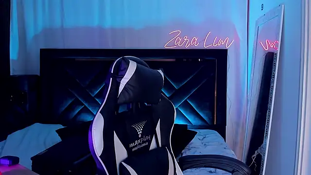 Snapshot of ZaraLim chatting on 11/14/25, 02:27 ZaraLim online show from 11/14/25, 02:27