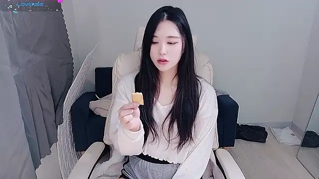 who Lilly online show from 12/04/25, 12:03