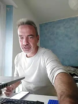 Snapshot of Marcolino183 chatting on 10/22/25, 08:25 Marcolino183 online show from 10/22/25, 08:25