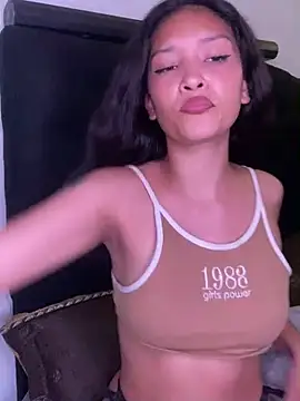 Snapshot of baby_lizy chatting on 12/12/24, 10:31 baby lizy online show from 12/12/24, 10:31