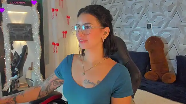 Snapshot of Sophiee_Hill chatting on 04/21/26, 08:42 Sophiee Hill online show from 04/21/26, 08:42