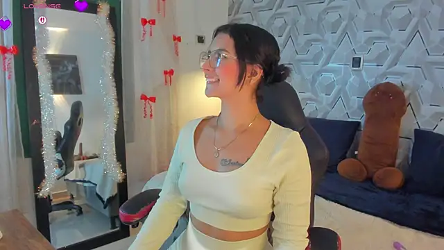 Snapshot of Sophiee_Hill chatting on 04/22/26, 07:11 Sophiee Hill online show from 04/22/26, 07:11