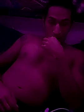 Snapshot of LargeDominoes chatting on 04/12/26, 09:03 LargeDominoes online show from 04/12/26, 09:03