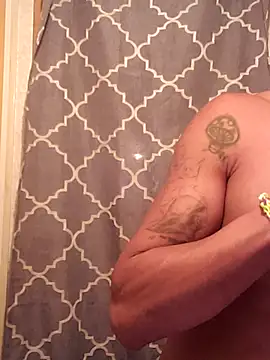 Snapshot of LargeDominoes chatting on 04/18/26, 01:42 LargeDominoes online show from 04/18/26, 01:42