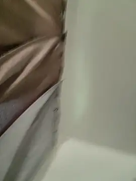 Snapshot of LargeDominoes chatting on 04/18/26, 04:11 LargeDominoes online show from 04/18/26, 04:11