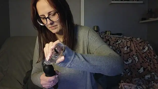 Snapshot of TheBustyHouseWife chatting on 03/17/25, 03:36 TheBustyHouseWife online show from 03/17/25, 03:36