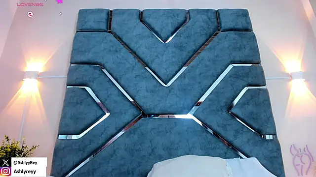 Snapshot of ashlyrey-1 chatting on 02/10/25, 10:51 ashlyrey-1 online show from 02/10/25, 10:51